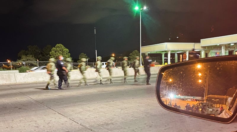 Agentes de la Oficina de Aduanas y Protección Fronteriza (CBP) escoltan a soldados mexicanos detenidos después de cruzar la frontera y entrar a EE.UU. por el puente internacional fronterizo Córdoba de las Américas, en El Paso, Texas, EE.UU. 25 de septiembre del 2021. Foto: Reuters