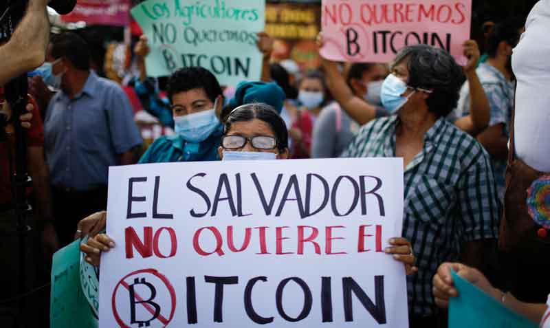 El primer día de circulación del bitcóin como moneda legal en El Salvador se vio marcado por las protestas de cientos de personas. Foto: Reuters
