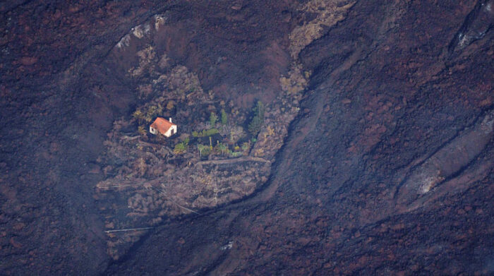 La imagen de la vivienda intacta en medio de la devastación de la lava ha motivado a las personas a catalogarla como la "casa milagrosa", después de que la edificación escapara del magma. Foto: EFE