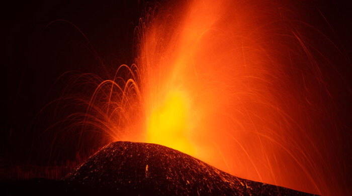 Este 24 de septiembre se registraron las fases m{as explosivas del volcán Cumbre Vieja. Foto: EFE