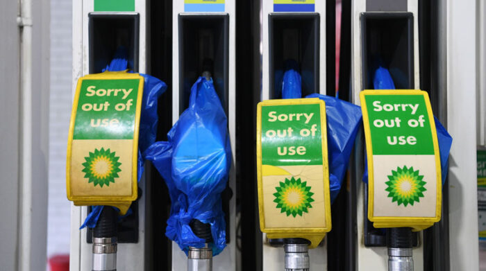 En las estaciones de gasolina se suspendió el servicio, debido a la falta de combustible que sufrieron distintos puntos de Gran Bretaña. Foto: EFE