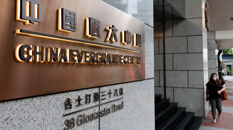 El letrero del edificio del China Evergrande Center se ve en Hong Kong, China, el 23 de septiembre del 2021. Foto: Reuters