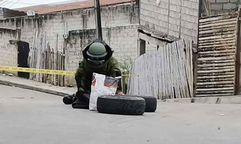 Un policía vestido con un traje de protección realizó una detonación controlada. Foto: Twitter Policía Ecuador