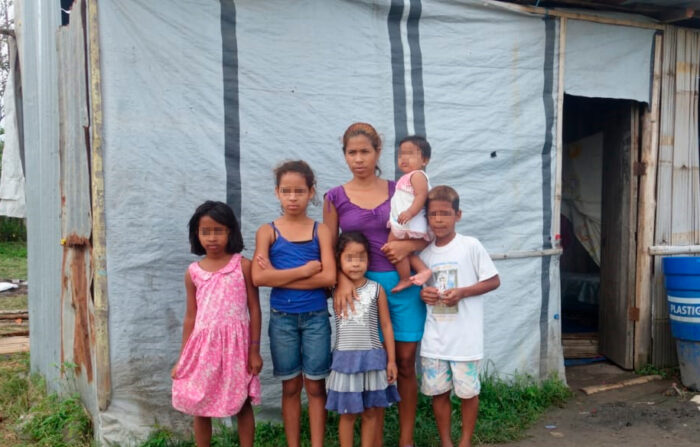 María Herrera, madre de cinco hijos, es una de las personas que no tiene casa en la comunidad El Churo, en Cojimíes. Foto: Cortesía Fundación Raíces