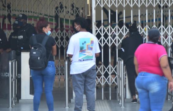 Familiares de las ppl en el Polideportivo Samanes para recibir información acerca de sus parientes. Foto: EL COMERCIO