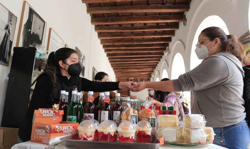 Decenas de personas llegaron al Monsterio del Carmen Bajo atraídas por los dulces y productos naturales y de belleza que preparan las monjas. Foto: Diego Pallero / EL COMERCIO