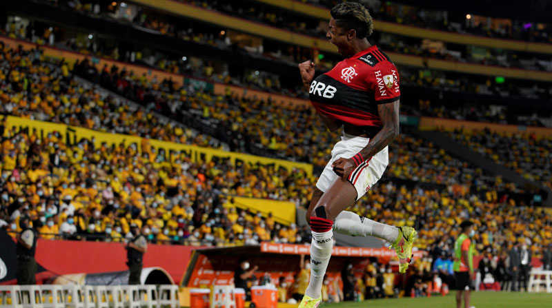 Bruno Henrique de Flamengo celebra un gol ante Barcelona en el estadio Banco Pichincha. Foto: EFE