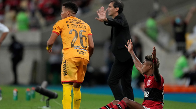 Bruno Henrique Pinto (abajo) de Flamengo reclama una falta en las semifinales de la Copa Libertadores ante Barcelona SC en el estadio Maracaná en Río de Janeiro. Foto: EFE