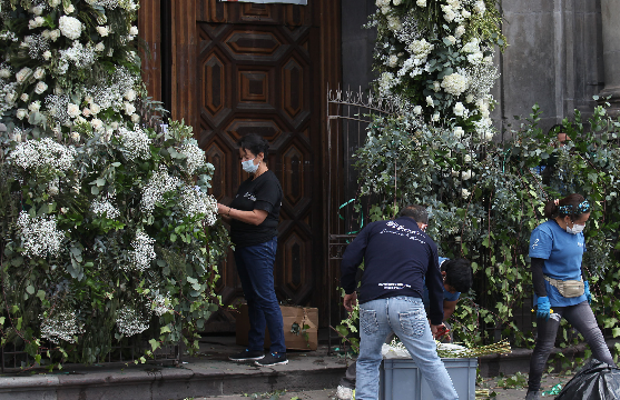 Un arco de flores blancas se coloca en la puerta principal del templo religioso. Foto: Julio Estrella / EL COMERCIO