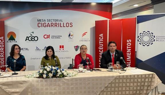 Panel sobre la problemática del contrabando de cigarrillos en el país. Foto: Cámara de Industrias y Producción