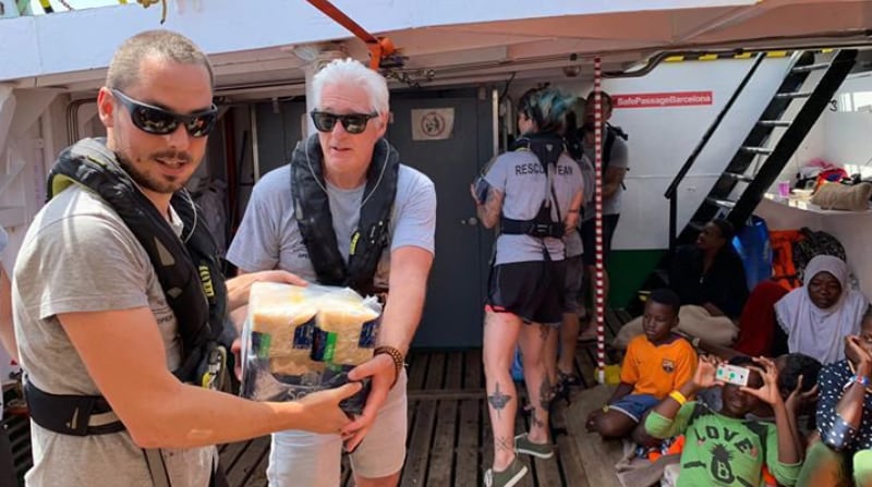 En agosto de 2019, el actor Richard Gere se encontraba en el buque Open Arms donde permanecieron durante más de 20 días bloqueados los rescatados en aguas libias. Foto: Twitter Open Arms