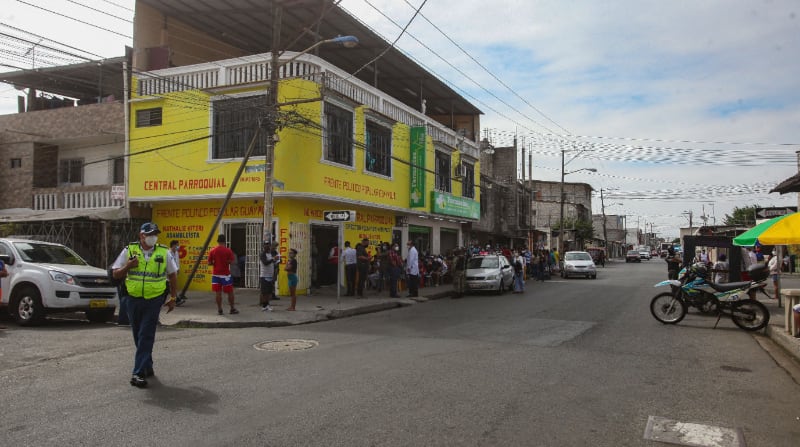 Foto referencial. Este 19 de septiembre del 2021 se conoció que las tres personas conversaban en la calle. De repente dos sospechosos les interceptaron y les dispararon con una subametralladora, en el Guasmo Sur, En Guayaquil. Foto: Archivo / EL COMERCIO
