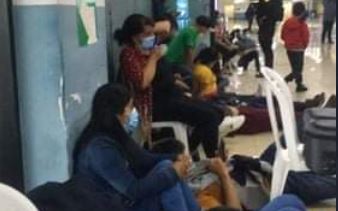 Ecuatorianos detenidos en el aeropuerto internacional La Aurora el pasado 13 de septiembre. Foto: Twitter @Sanchezmendieta