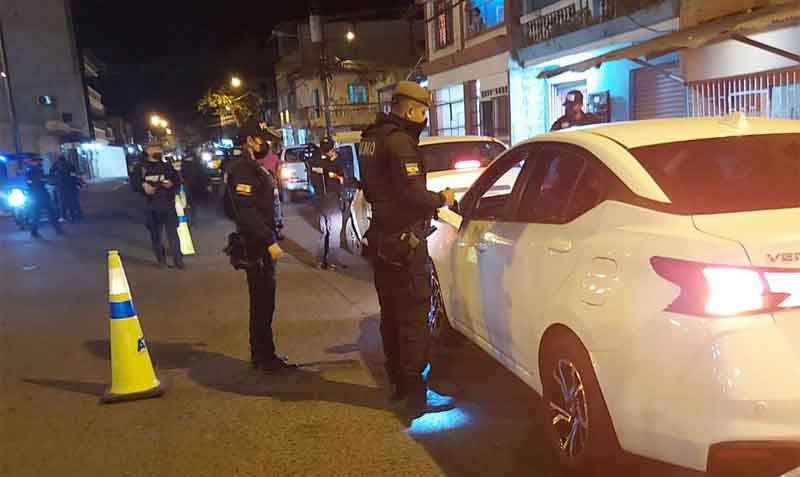 Los agentes realizaron controles a todas las personas que se movilizaban en vehículos y motos durante la noche del 10 de septiembre del 2021. Foto: Twitter Policía