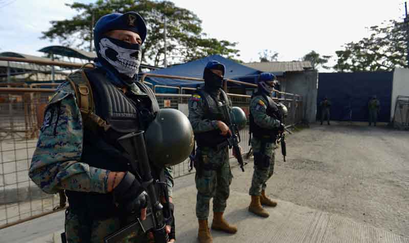 Militares apoyan en el control externo de la cárcel de Guayaquil. Foto: EFE