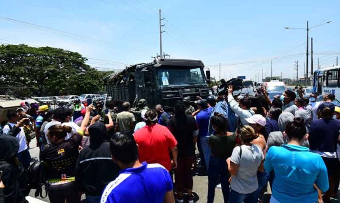 En los exteriores de la cárcel de Guayaquil aumentó el resguardo militar. Foto: EL COMERCIO