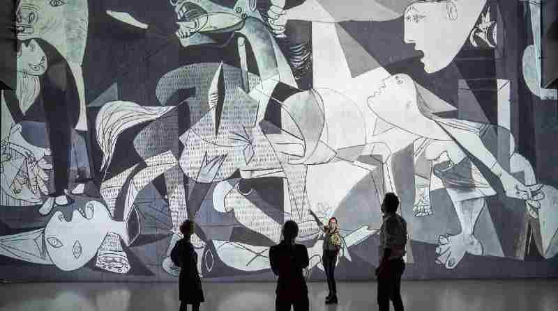 El Guernica ha sido proyectado con láser en un gigantesco espacio de tres dimensiones, en definición 8K y con un nivel de detalle con el que no se le había visto nunca. Foto: EFE