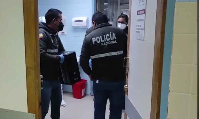 Las autoridades realizaron tres allanamientos en la UCI del Hospital Policlínico de Riobamba. Foto: cortesía Diario de Riobamba