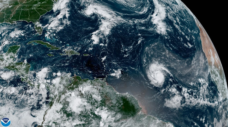 La fuertes ráfagas del huracán Sam se encuentran enaguas abiertas del Atlántico. Foto: EFE