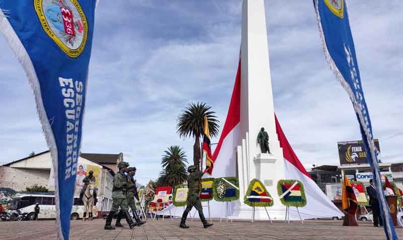 En el monumento a los fundadores de Ibarra, en el Obelisco, se hizo una ceremonia cívica por el nuevo aniversario. Foto: Gobernación de Imbabura