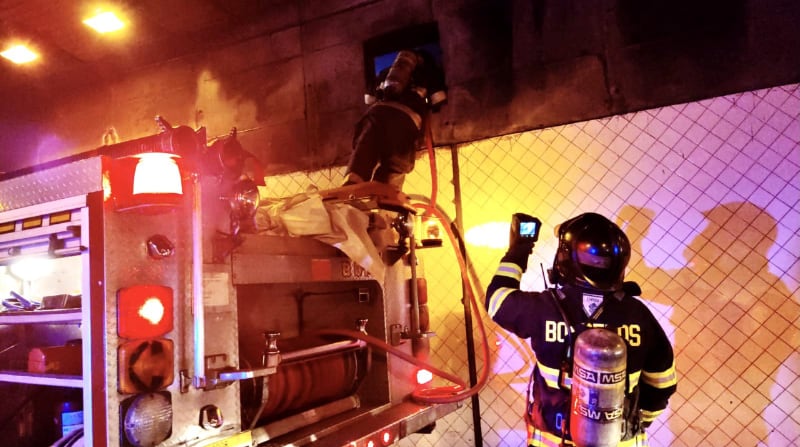 De acuerdo con la información difundida por los bomberos este 5 de septiembre del 2021, la quema de basura en el interior del ducto de ventilación causó una gran cantidad de humo. Foto: Cortesía Cuerpo de Bomberos Quito