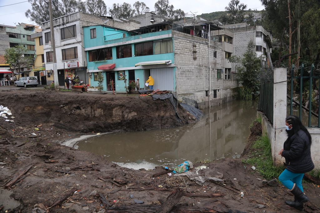 El problema en el colector generó daños en viviendas del barrio Edén del Valle, en Quito. Foto: Diego Pallero/ EL COMERCIO
