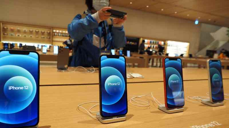 En el sitio japonés MacOtakara se explica que el diseño de estos teléfonos es igual al de los iPhone 12, pero cambiaría el tamaño de las cámaras traseras. Foto: Reuters