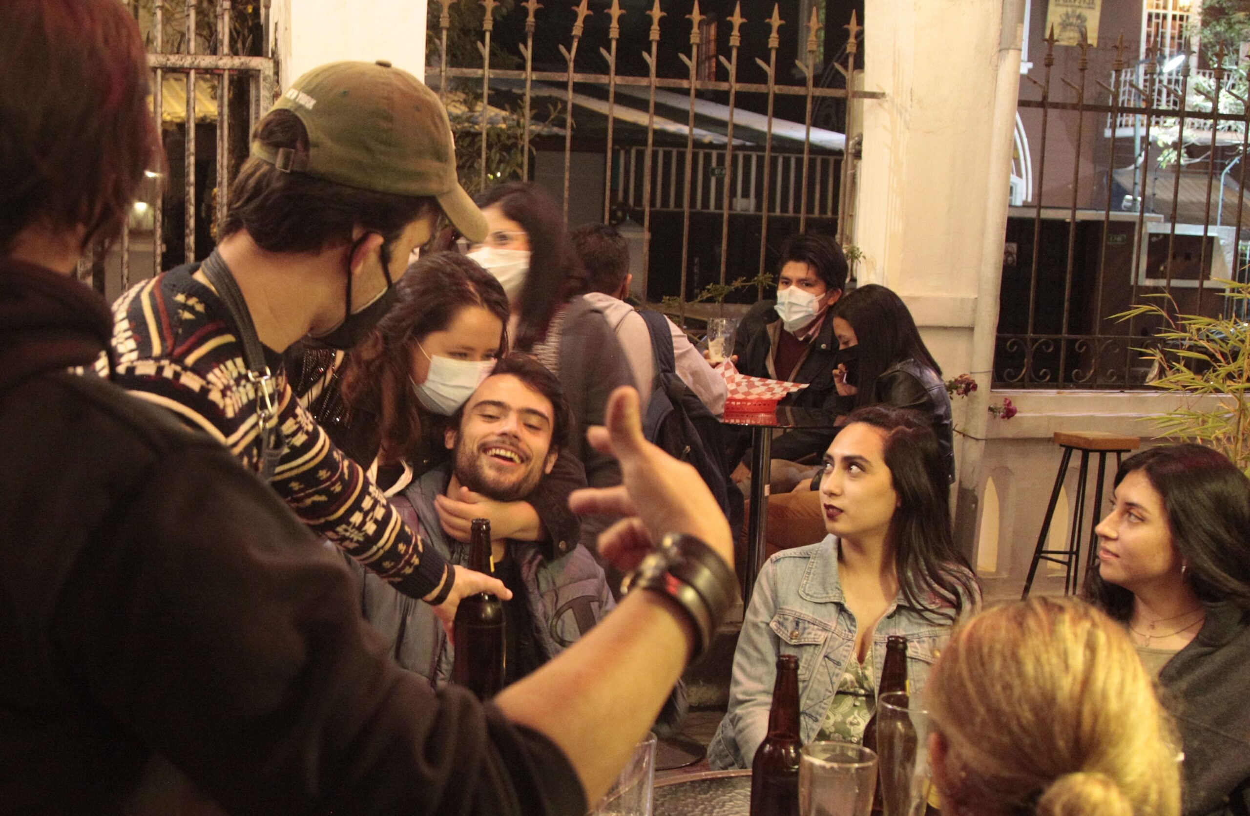Un trabajador de un bar en La Mariscal les pide a los clientes que se distancien. Foto: Galo Paguay / EL COMERCIO