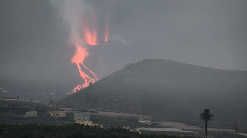 La lava es más fluida y avanza entre las montañas, tras las nuevas explosiones. Foto: EFE