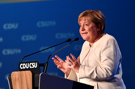 La canciller alemana, Angela Merkel, habla durante el cierre de la campaña electoral de la CDU y la CSU en Munich, Alemania, el 24 de septiembre de 2021. Foto: EFE