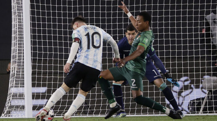 Messi impacta el balón para anotar uno de los tres goles en el estadio Monumental, en Buenos Aires, Argentina. Foto: Reuters