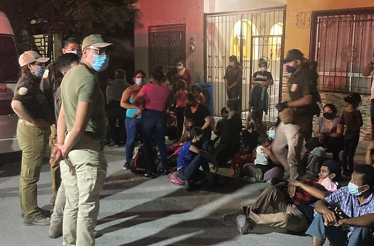 Elementos del Instituto Nacional de Migración resguardan a inmigrantes en una casa, de la ciudad de Monterrey, estado de Nuevo León (México). Foto: EFE