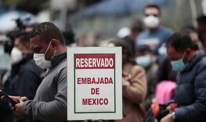 Personas acuden hacen fila desde temprano en busca de un turno para obtener la visa mexicana. Foto: Patricio Terán / EL COMERCIO