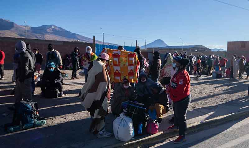Imagen de migrantes venezolanos que se encuentran varados en la localidad chilena de Colchane, en el límite con Bolivia. Foto: EFE