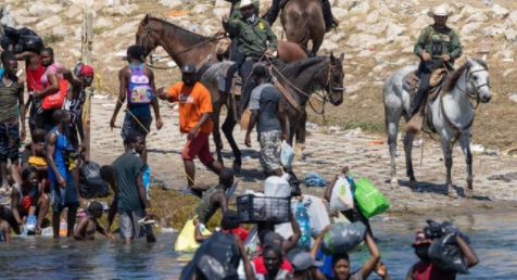 Migrantes haitianos fueron dispersados por la Patrulla Fronteriza, quienes montaban a caballo. Foto: Captura de pantalla
