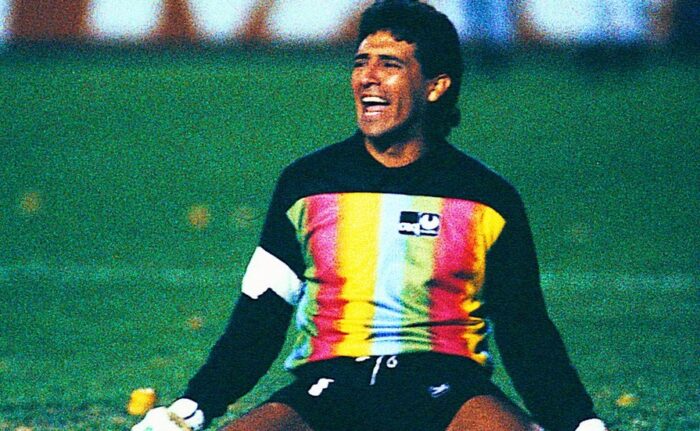 Carlos Luis Morales festeja la clasificación de Barcelona a la final de la Libertadores de 1990. Foto: Twitter Barcelona