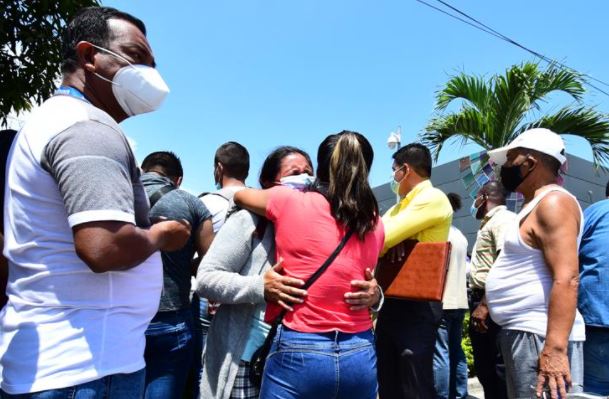 Momentos de dolor se vivieron en los exteriores de la morgue de Guayaquil. Foto: EL COMERCIO