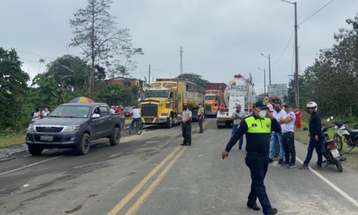 Agentes de tránsito controlan el flujo vehicular en la vía que une a las provincias de Los Ríos y Santo Domingo de los Tsáchilas. Foto: Cortesía MTOP.
