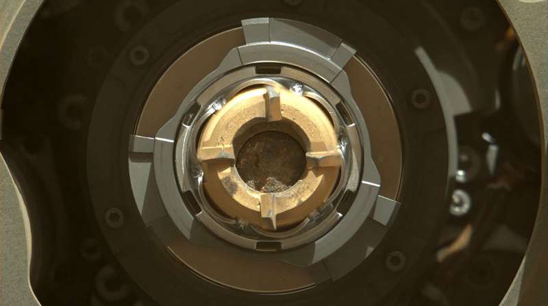 Imagen cedida por la NASA tomada por la cámara del sistema de muestreo y almacenamiento en caché del rover Perseverance (conocida como CacheCam) donde se aprecia la primera muestra de roca con núcleo de Marte depositada dentro de un tubo de titanio. Foto: EFE