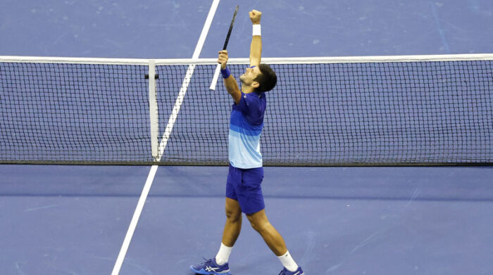 Novak Djokovic festeja al ganar el 6 de septiembre del 2021 en el US Open. Foto: EFE