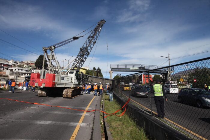 Las autoridades de la AMT y del Municipio estimaron que el operativo para remover el puente y los vehículos duraría hasta el mediodía. Foto: Julio Estrella/ EL COMERCIO