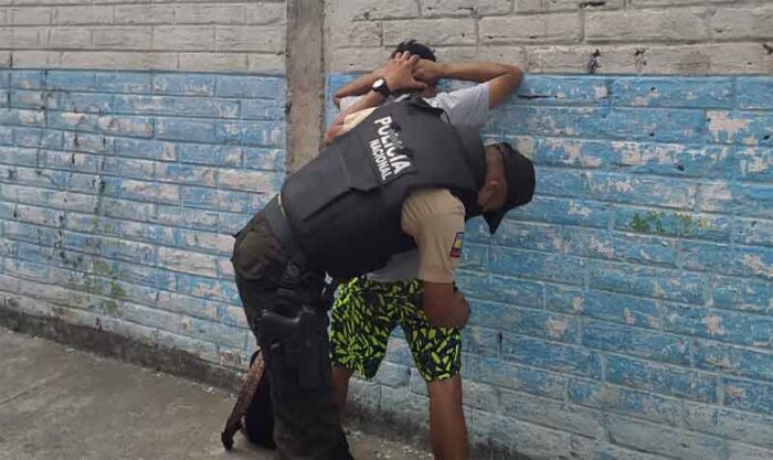 Cerca de 500 uniformados se desplazaron a los barrios más peligrosos de Guayaquil. Foto: Twitter Policía