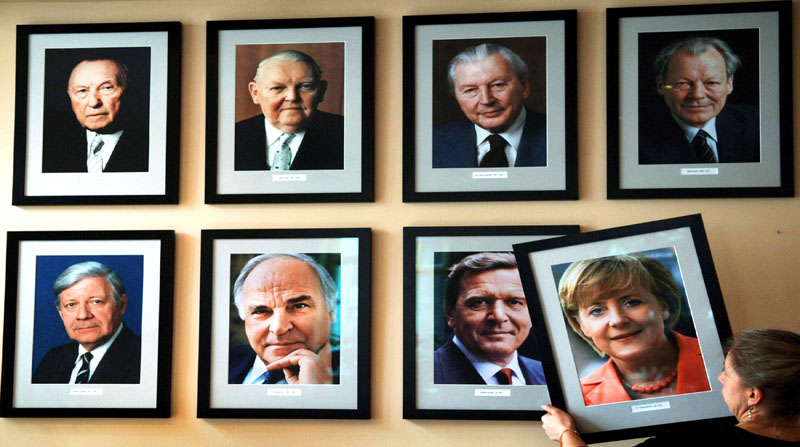 En el 2005, cuando fue designada Canciller de Alemania, colocaron el retrato de Angela Merkel junto a los que ocuparon anteriormente ese cargo en un pub de Berlín. Foto: Jens Buettne /Archivo EFE