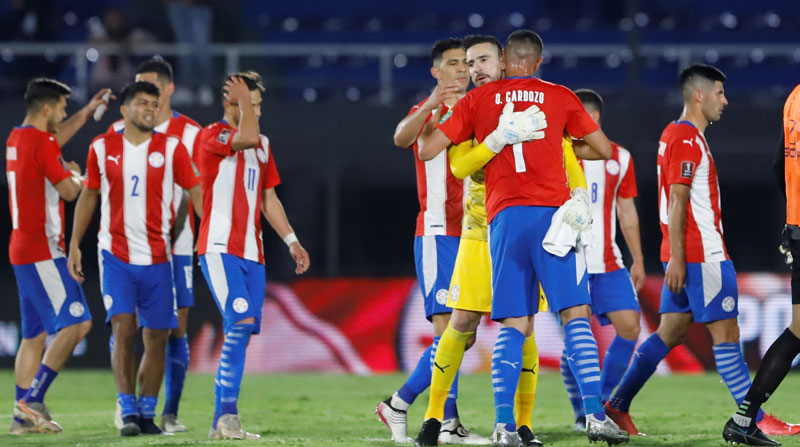 Jugadores de Paraguay celebran al final del partido ante Venezuela por las eliminatorias sudamericanas. Foto: EFE