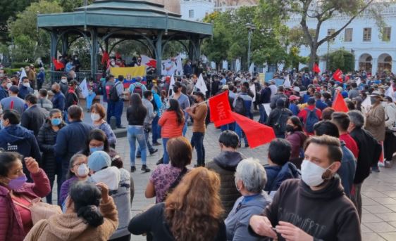 Los manifestantes se concentraron en el parque Calderón, en el Centro Histórico de Cuenca. Foto: Lineida Castillo / EL COMERCIO