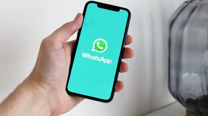 La aplicación de mensajería WhatsApp da la opción a los usuarios de aceptar el envío de estos mensajes si están de acuerdo o cancelar el reporte de denuncia en un chat. Foto: Pexels / Anton