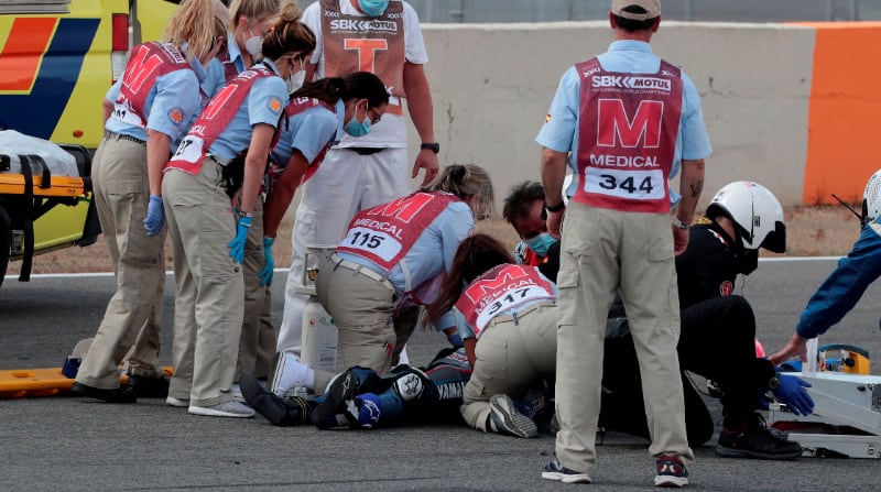 El equipo médico atiende al piloto de SuperSport300 Dean Berta Viñales (Viñales Racing Team) accidentado durante la primera carrera del Campeonato del Mundo que se celebra este fin de semana en el Circuito de Velocidad de Jerez-Ángel Nieto en Cádiz. Foto: EFE