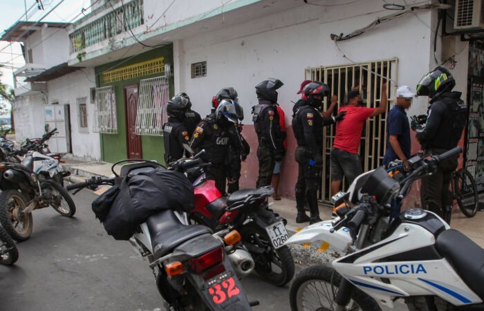 En Durán, un grupo de policías en motos cada semana rastrea a vendedores de droga. Foto: EL COMERCIO