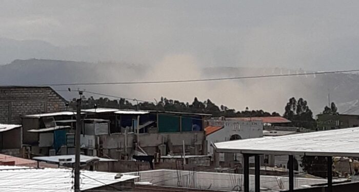 La contaminación ambiental causada por el polvo pudo observarse desde sectores como La Roldós, en el noroccidente de Quito. Foto: Santiago Sarango/ EL COMERCIO