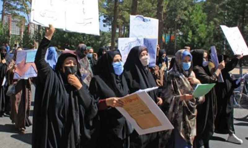 La protesta fue organizada por empleadas del Gobierno y activistas por los derechos de las mujeres. Foto: captura